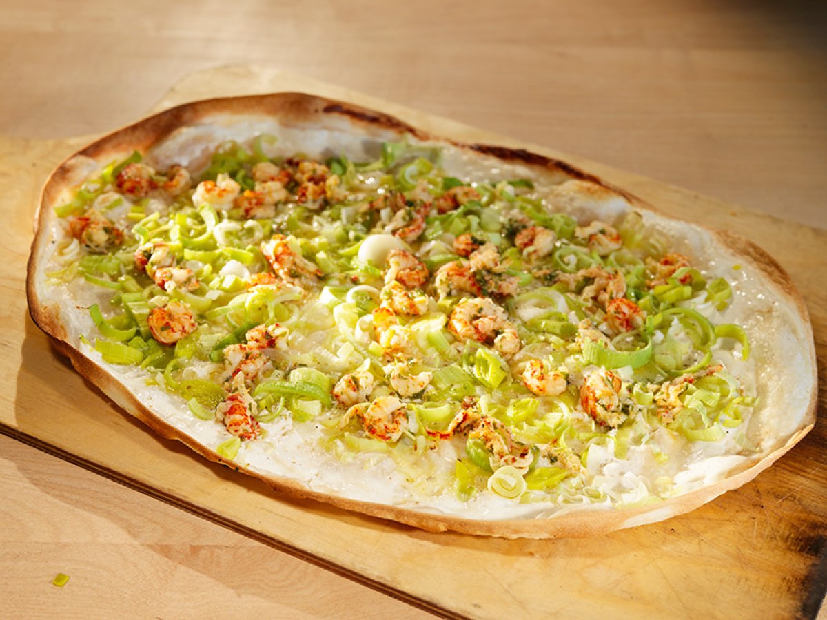 Flammkuchen mit Salat