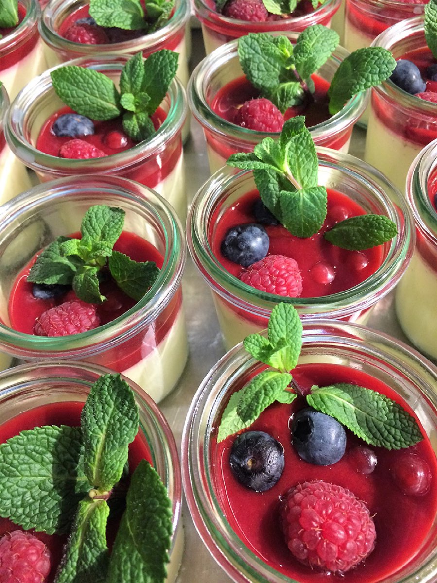 Hausgemachte Mousse au Chocolat als Catering-Dessert