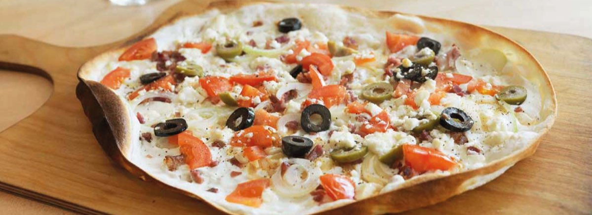 Frischer Flammkuchen aus dem Holzofen